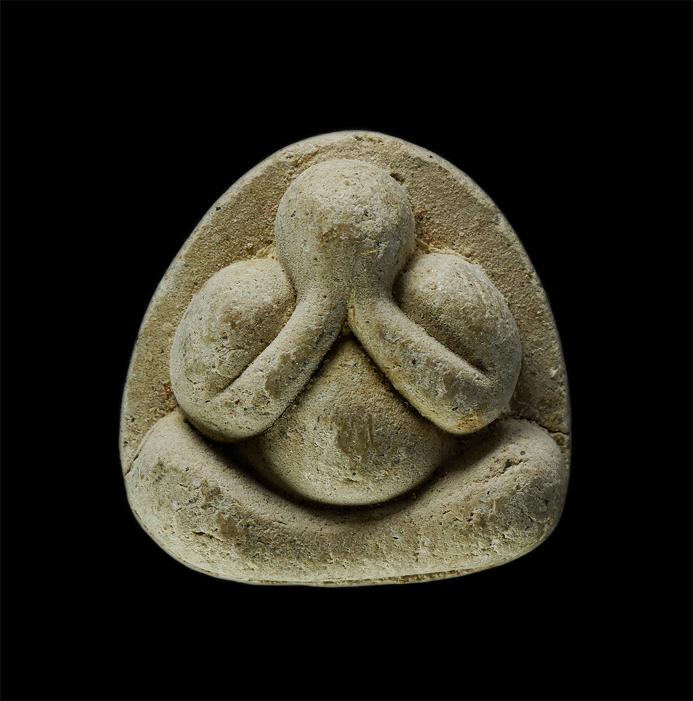 20Jan25 (81)p.jpg - พระปิดตามหาอุตม์ หลวงปู่เกลี้ยง มนุญฺโญ (พระครูพิศิษฐชโลปการ) วัดเนินสุทธาวาส อ.เมือง จ.ชลบุรี ที่ระลึกครบ 7 รอบ 84 ปี พ.ศ.2545 เนื้อผงพุทธคุณ ผงว่าน  [..] | https://kamulet.in.th